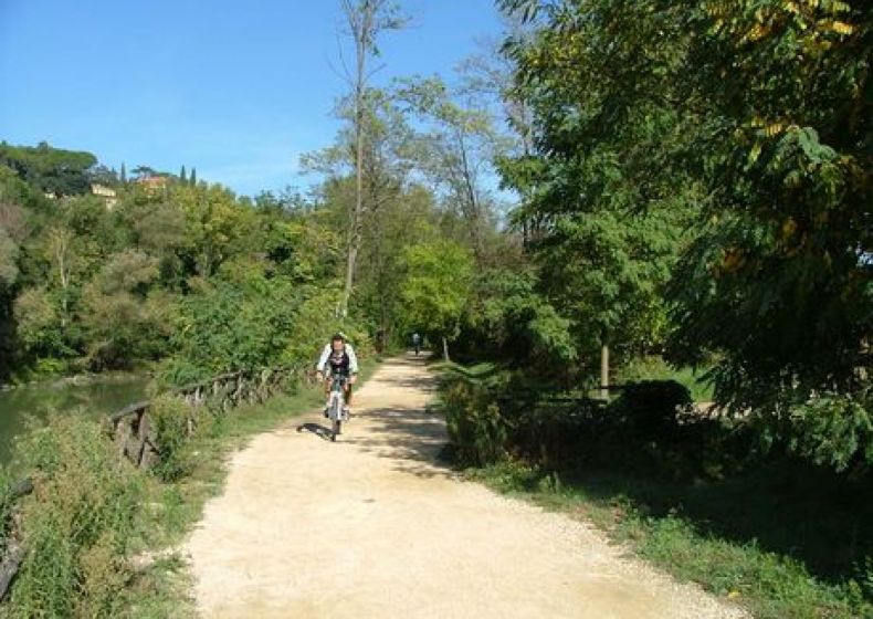 14. Lungo il Fiume Tevere 1