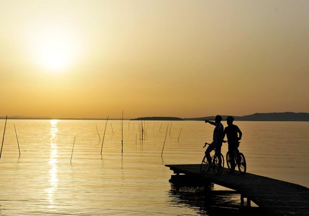 Trasimeno in bici: una notte in matrimoniale con balcone in mezza pensione. Rimessa per bici a disposizione gratuitamente. Offerta valida fino al 30 giugno, ponti e festività escluse