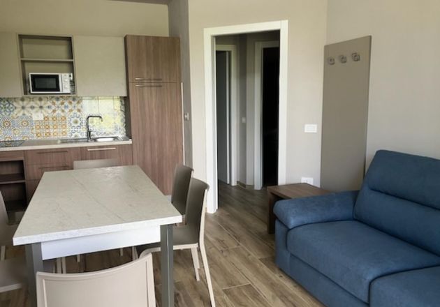 Novità 2025! Nuovissimo appartamento con zona giorno con cucina attrezzata e due camere da letto ciascuna con bagno privato.  Incluso piscina e parcheggio. A partire da